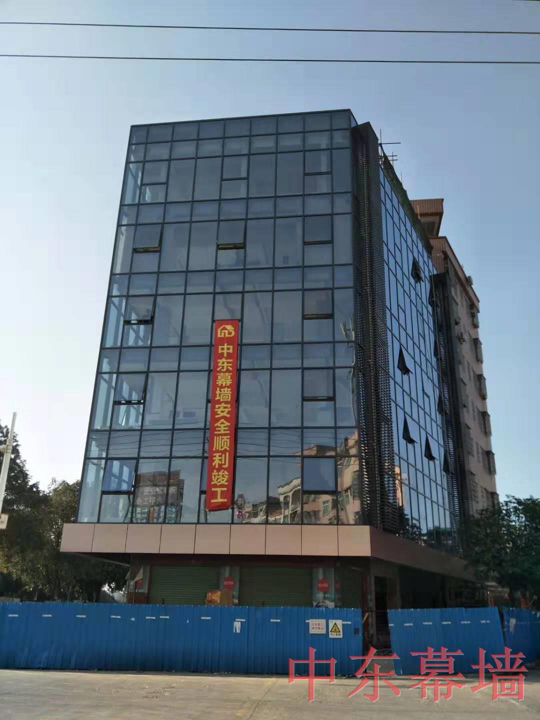 玻璃幕墻設(shè)計(jì)完美展現(xiàn)，是因?yàn)樗麄兛紤]周詳【中東幕墻】